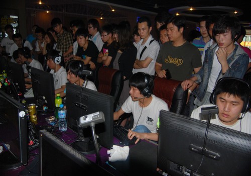 EDG俱乐部官方：下路选手 Leave 已离队