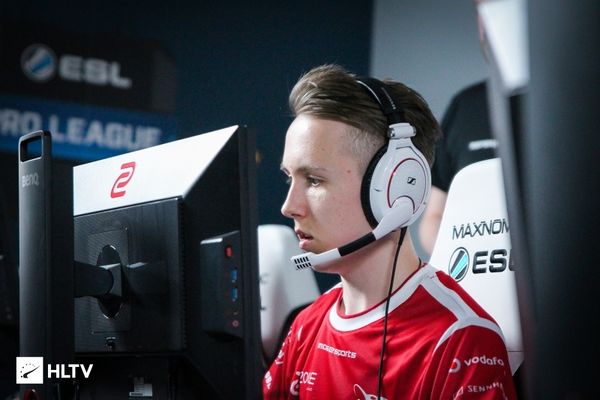 吧友们印象中有哪些LPL队伍，内战内行，外战外行的？